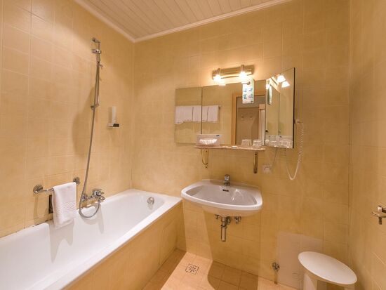 A bathroom with a bathtub.