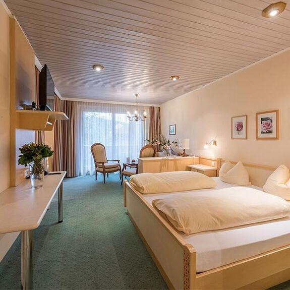 Ein Hotelzimmer mit einem Doppelbett gegenüber an der Wand ist ein Fernseher.