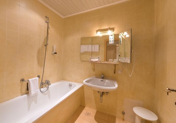 A bathroom with a bathtub.